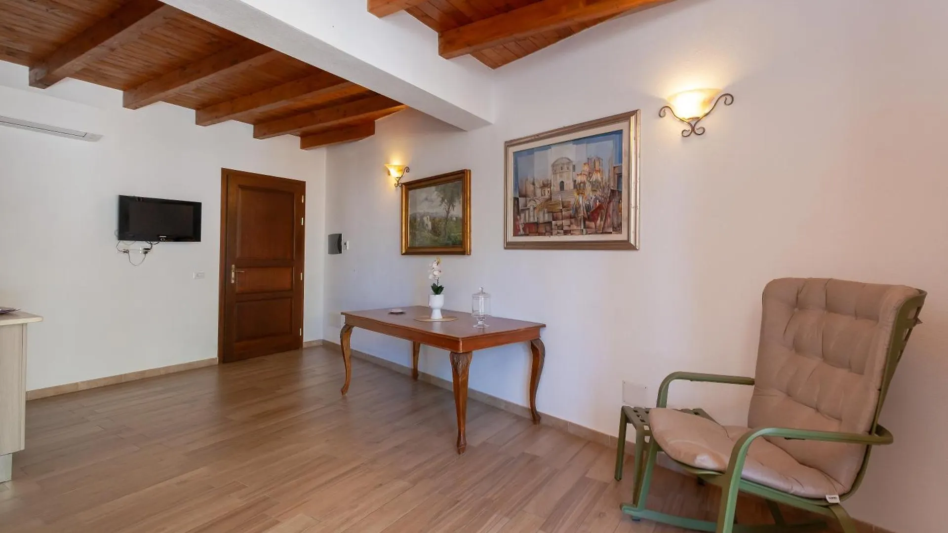 B&B Pettirosso San Teodoro Bed & Breakfast