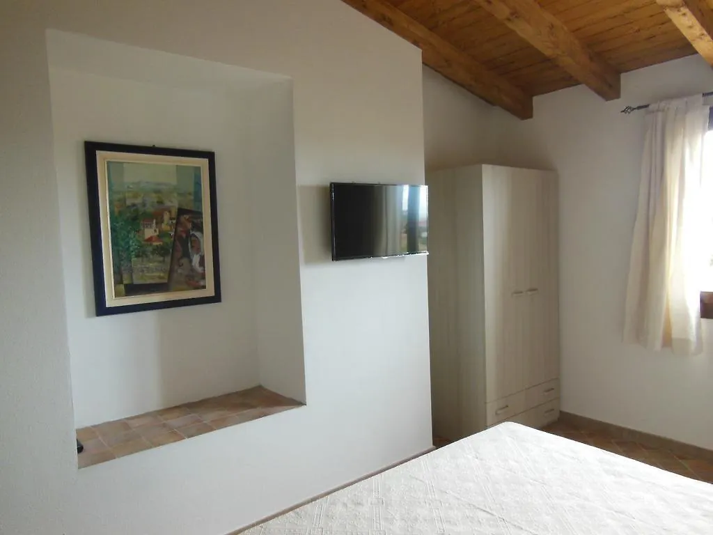 B&B Pettirosso San Teodoro Bed & Breakfast